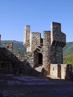 Castell de Requesens amb el cim del Puigneulós